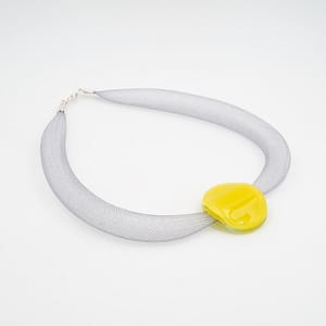 collar galatea con vidrio amarillo y malla clara visto de lado