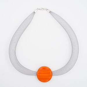 collar galatea con vidrio naranja y malla clara visto de arriba