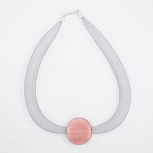 collar galatea con vidrio rosa y malla clara visto de arriba