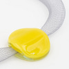 collar galatea con vidrio amarillo y malla clara visto en detalle