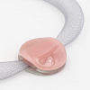 collar galatea con vidrio rosa y malla clara visto en detalle