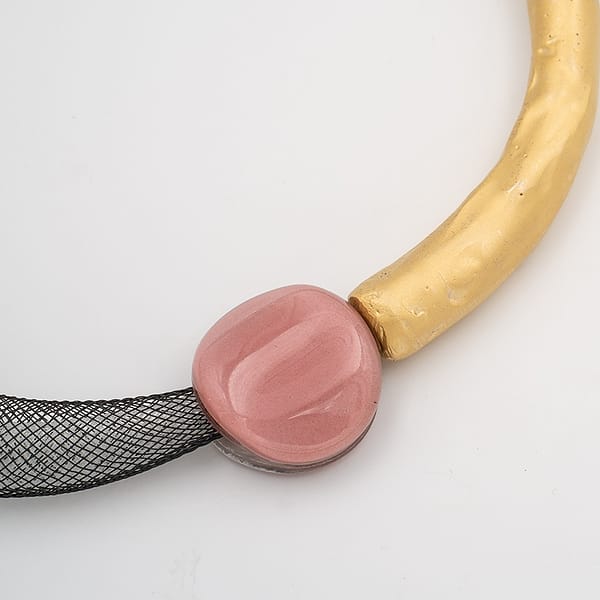 collar barroque rosa dorado en detalle