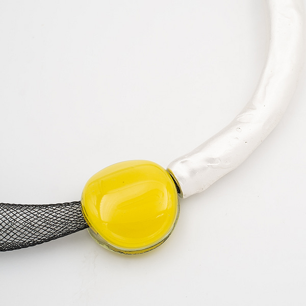 collar barroque amarillo plateado detalle