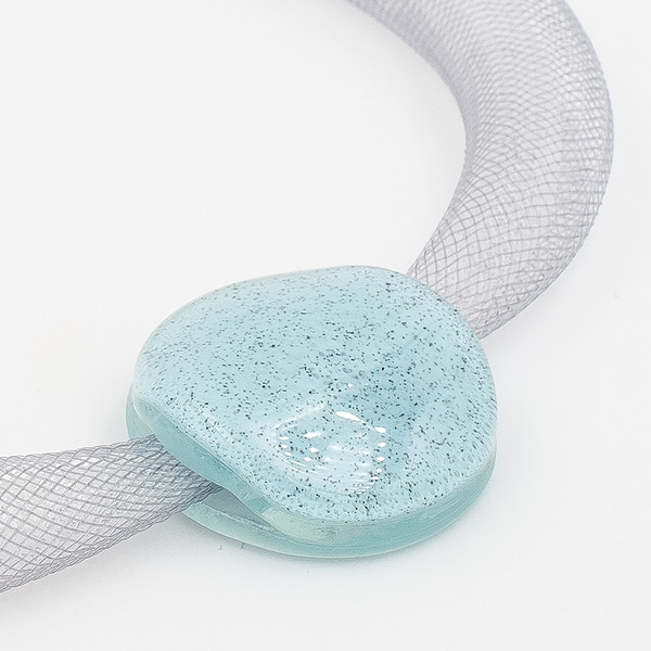 collar galatea con vidrio azul claro y malla clara visto en detalle