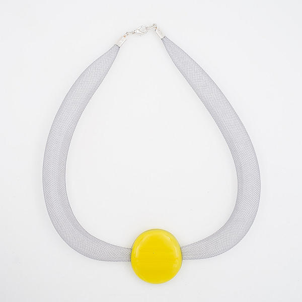 collar galatea con vidrio amarillo y malla clara visto de arriba