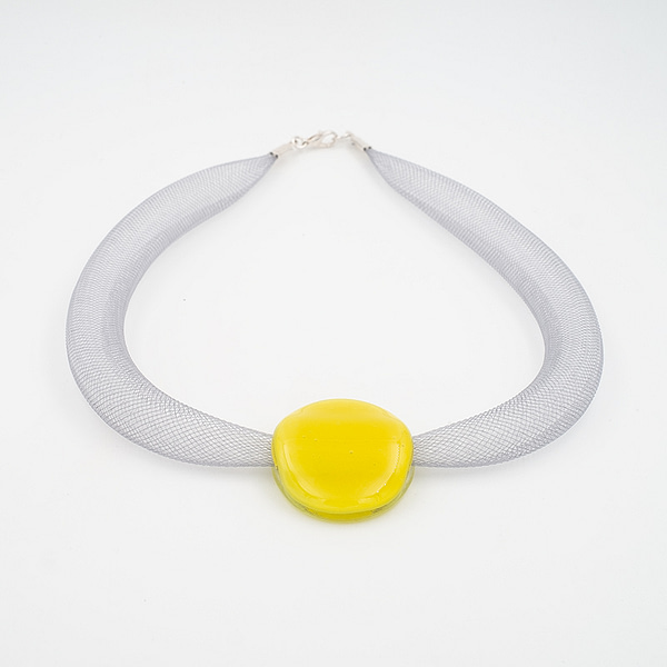 collar galatea con vidrio amarillo y malla clara visto de frente