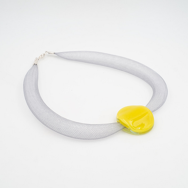 collar galatea con vidrio amarillo y malla clara visto de lado