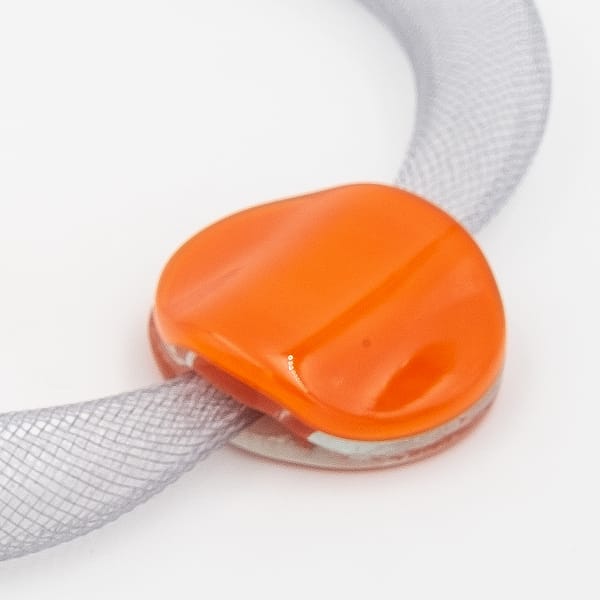 collar galatea con vidrio naranja y malla clara visto en detalle