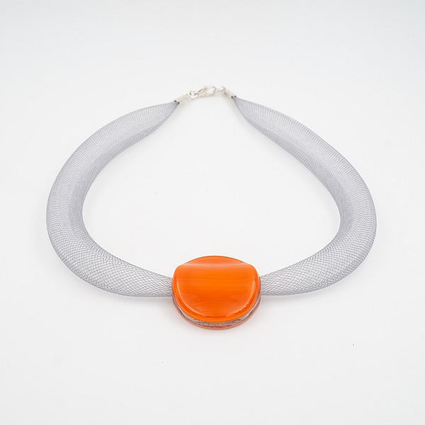 collar galatea con vidrio naranja y malla clara visto de frente