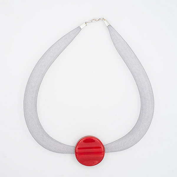 collar galatea con vidrio rojo y malla clara visto de arriba
