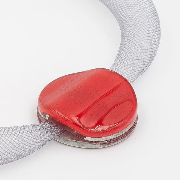 collar galatea con vidrio rojo y malla clara visto en detalle