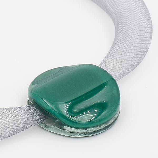 collar galatea con vidrio verde y malla clara visto en detalle