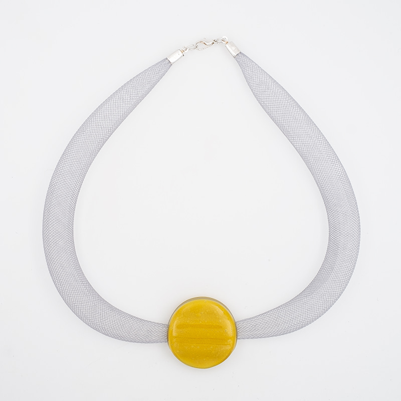 collar galatea con vidrio amarillo oscuro y malla clara visto de arriba